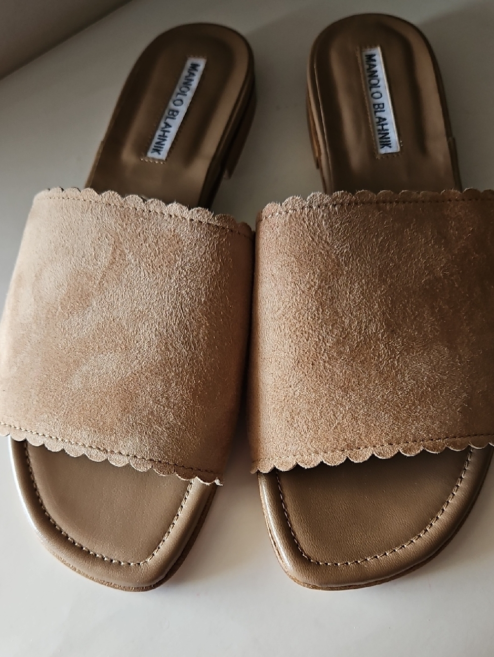 NWOT Manolo Blahnik Beige Suede Scalloped Slide Sandals (New $480) Sz 38